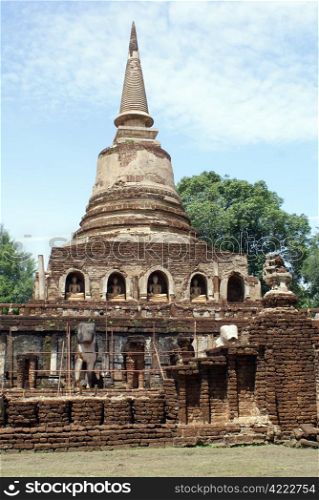 Brick stupa in wat Chang Lom in Si Satchanalai, Thailand