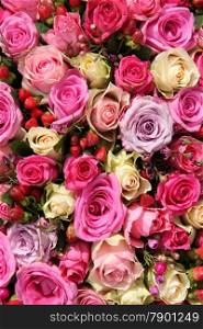 Bridal decorations: roses and berries in different shades of pink