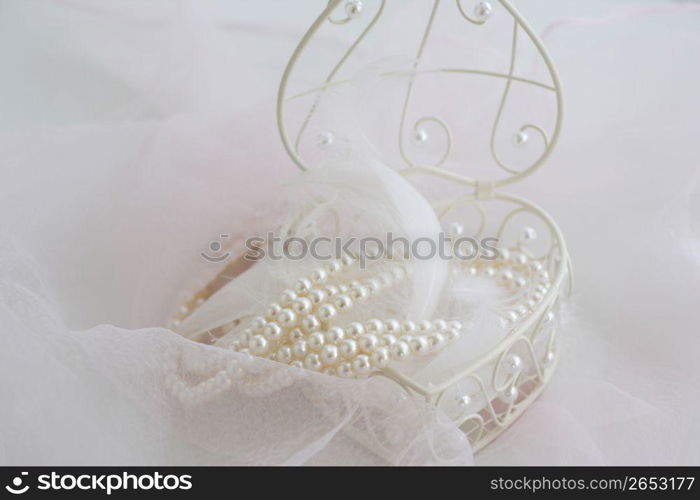 Bridal necklace in na heart shaped box