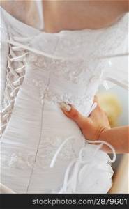 bride&acute;s back with dress ellements