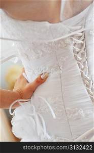 bride&acute;s back with dress ellements