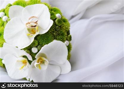 bride bouquet and wedding gold rings