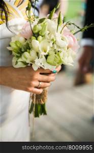 Bride holding a bouquet of beautiful roses