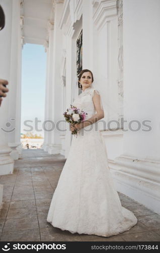 Bride in white columns.. Bride with the white columns 3919.