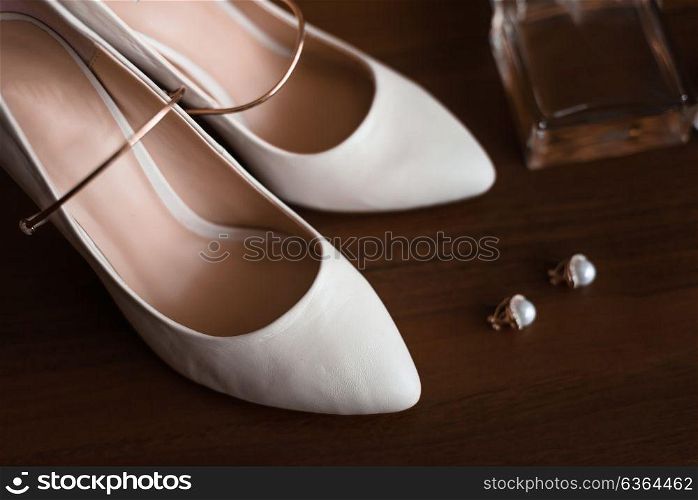 bridesmaid shoes with aksessuarami stand on a brown table