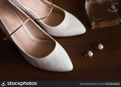 bridesmaid shoes with aksessuarami stand on a brown table