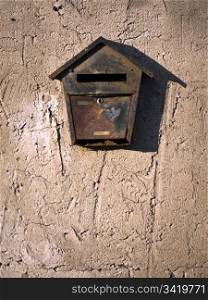 Briefkasten-Putzwand. damaged mail box on a wall