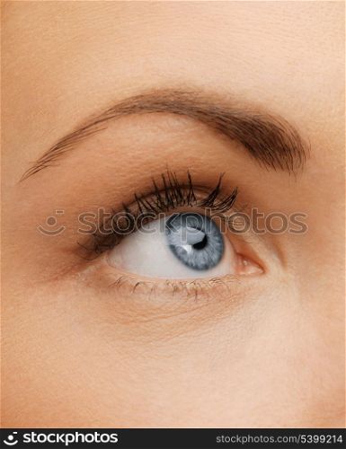bright closeup picture of woman&#39;s eye