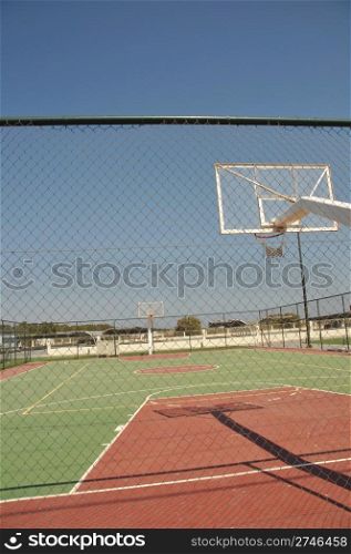 bright picture of a outdoor basketball court (blue sky)