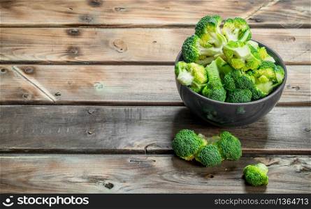 broccoli in a bowl. On a wooden background.. broccoli in a bowl.