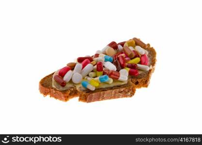 Brot mit Tabletten und Medikamenten belegt. Auf wei?em Hintergrund