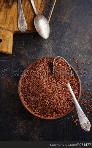 brown rice, raw rice in bowl on a table