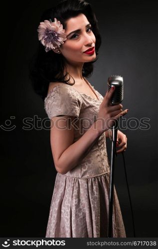 Brunette chanteuse in a cream colored dress