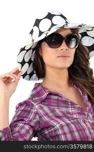 Brunette wearing summery hat and sunglasses