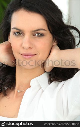 Brunette woman with hands behind his head