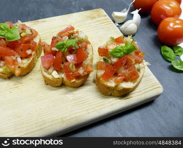 Bruschetta auf Holzbrett und Schiefer