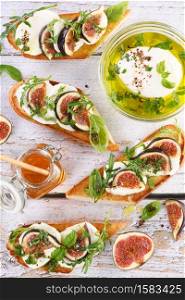Bruschetta with mozzarella, arugula and figs, seasoned with honey and spices