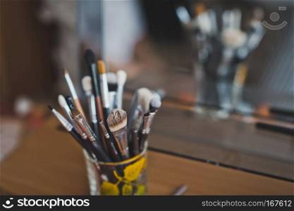 Brushes for applying makeup in a jar.. Vase with brushes for make-up 7007.