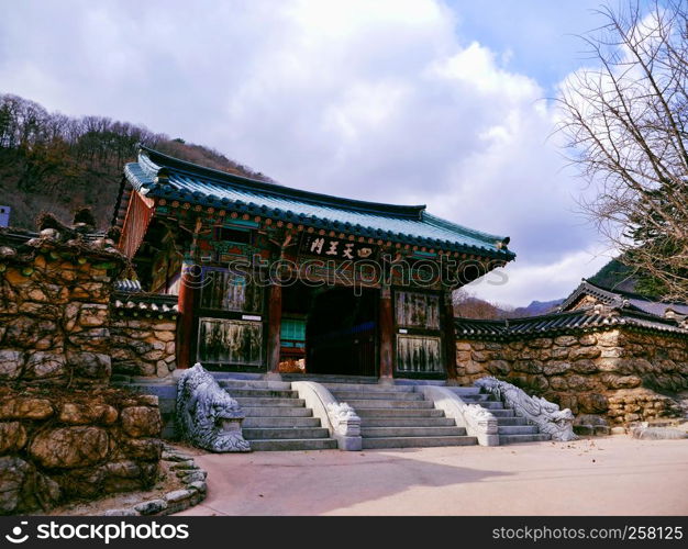 Buddhist temple in Seoraksan National Parl. South Korea