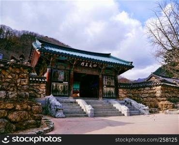 Buddhist temple in Seoraksan National Parl. South Korea