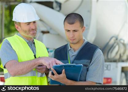 builder giving instructions to employee