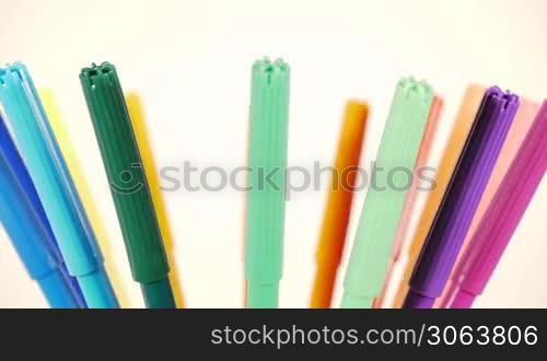 buntstifte drehen sich im Kreis some coloured felt pens turning right round