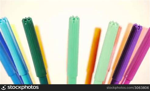 buntstifte drehen sich im Kreis some coloured felt pens turning right round