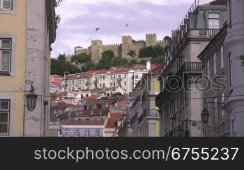 Burg auf einer Anh?he, Fahnen wehen auf der Burg und Stadtkulisse ( HSuser, Albauten ) von Lissabon.