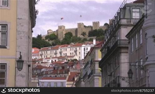 Burg auf einer Anh?he, Fahnen wehen auf der Burg und Stadtkulisse ( HSuser, Albauten ) von Lissabon.