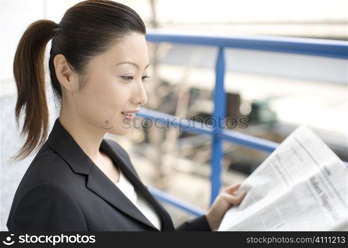 Business lady who reads a newspaper