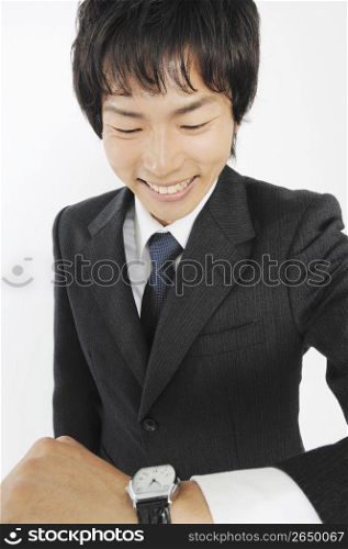 Businessman to see a wristwatch