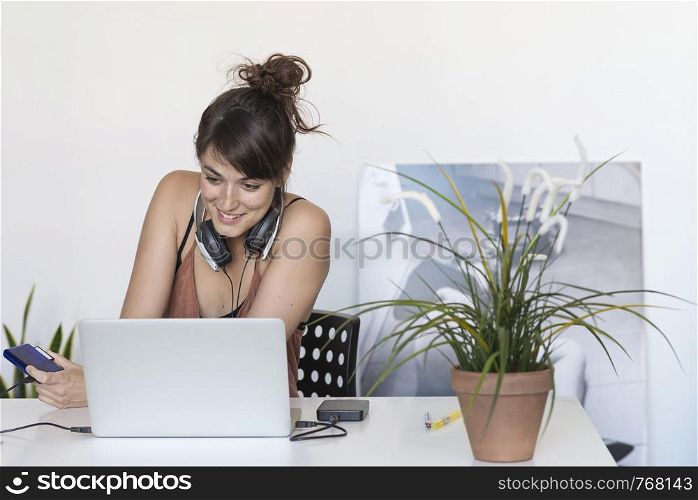 Businesswoman working on her laptop at work ( star-up concept ). Rafa Fernandez