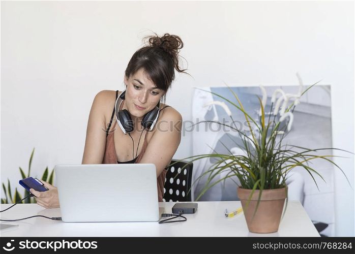 Businesswoman working on her laptop at work ( star-up concept ). Rafa Fernandez