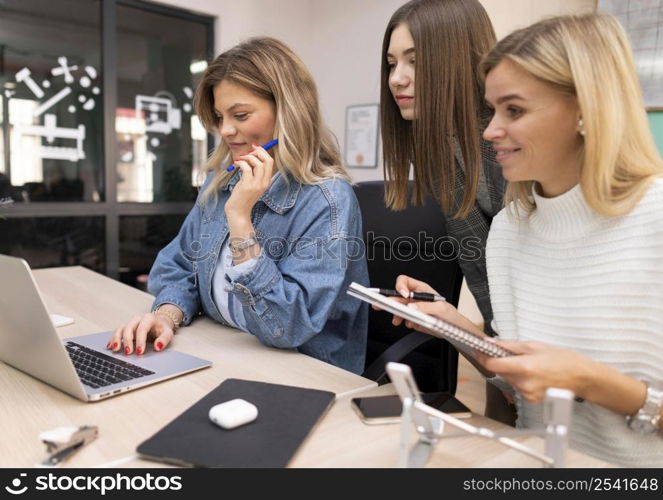 businesswomen working together