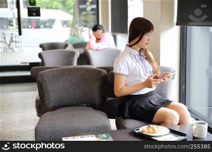 bussiness woman with tablet for bussiness in coffee shop