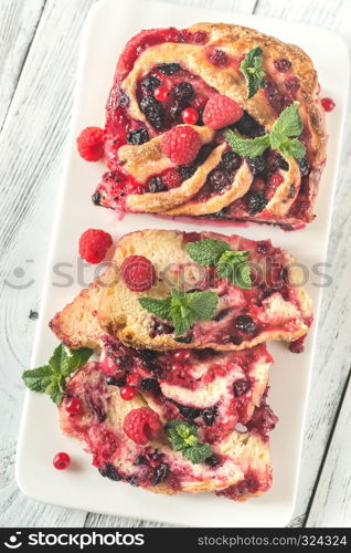 Cake with black and red currant