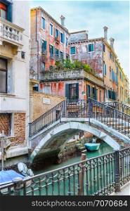 Calle Tetta, venice canal and foundations