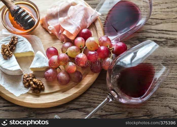 Camembert cheese with glasses of red wine