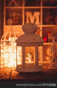 Candlelight and birdcage decorations in shabby chic style