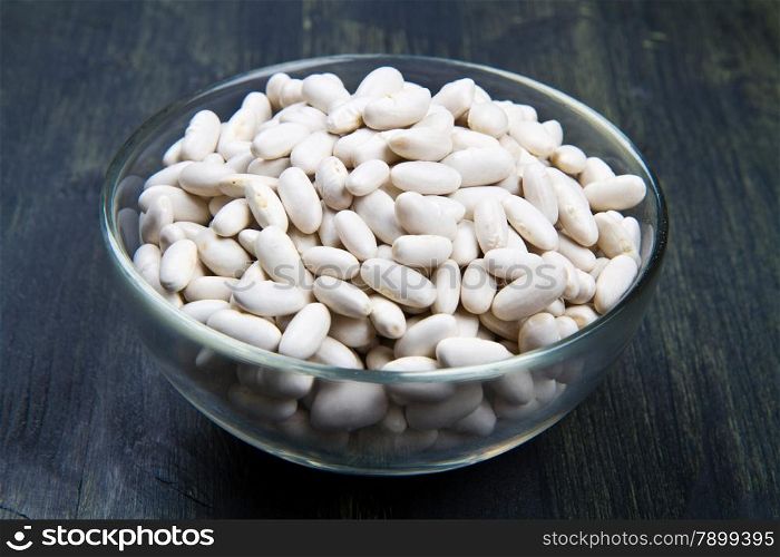 cannellini beans on glass bowl