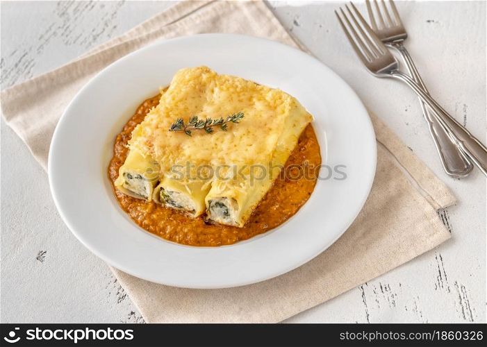Cannelloni pasta stuffed with ricotta and spinach with grilled pepper sauce