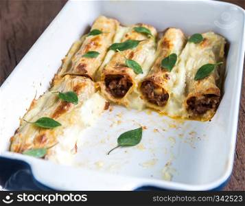 Cannelloni with mincemeat and bachamel