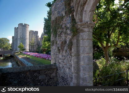 Canterbury&rsquo;s Westgate and Great Stour river