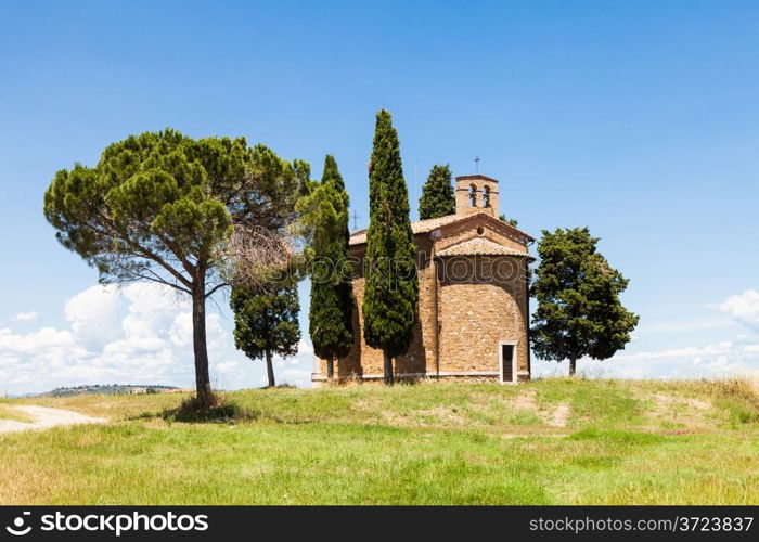 Cappella di Vitaleta (Vitaleta Church), Val d&rsquo;Orcia, Italy. The most classical image of Tuscan country.