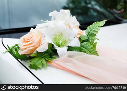 car with wedding decorations of flowers