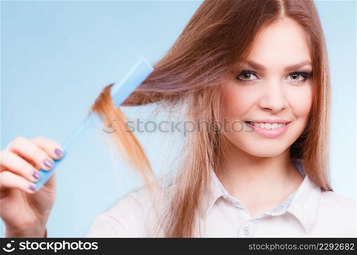 Care coiffure haidressing professional beauty concept. Girl with comb. Young smiling lady combing hairs changing haistyle.. Girl with comb.