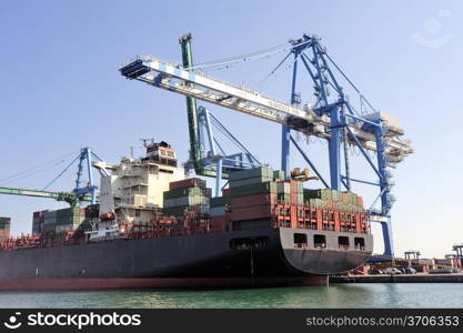 carry containers to quay in the wearing of Fos-sur-Mer beside Marseille to charge its cargo.