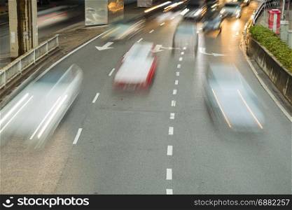 Cars running on the road In the evening, use speed.