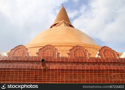 Chedi Phra Pathom blue sky and clouds in Thailand