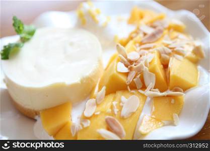 Cheese cake with mango